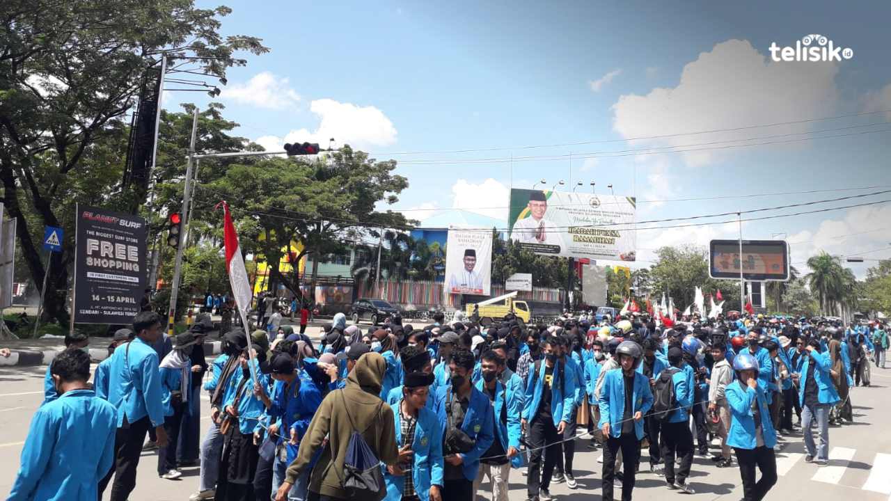 Ratusan Mahasiswa IAIN Kendari Blokade Jalan Abdullah Silondae