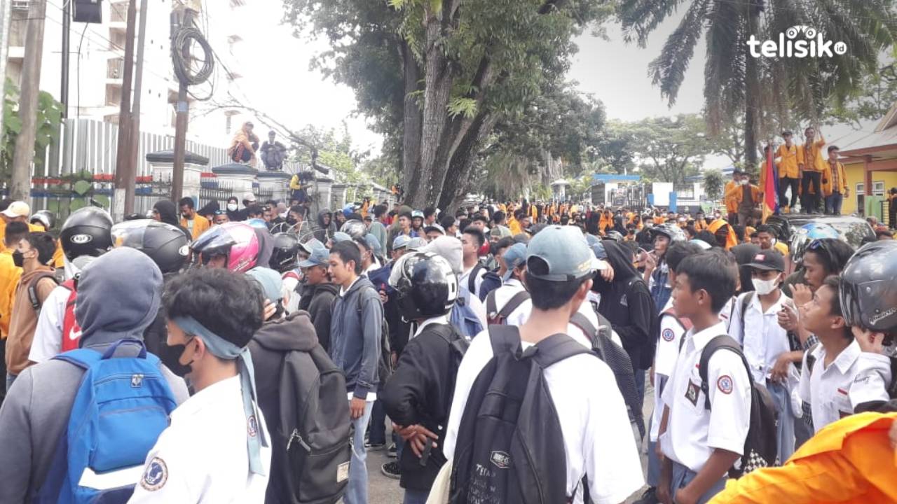 Siswa STM Ikutan Demo di Kantor DPRD Sultra, Katanya: Perwakilan Dari Mama