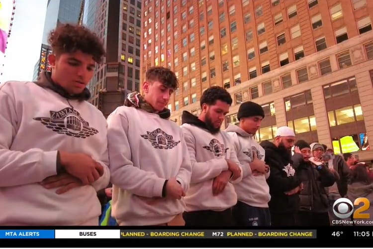 Viral: Ratusan Muslim Salat Tarawih di Times Square New York, Pertama dalam Sejarah