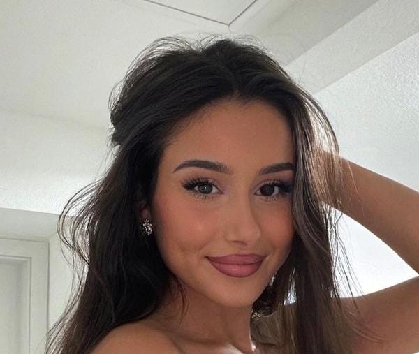 Wanita Ini Batal Diundang ke Pernikahan Teman karena Dianggap Terlalu Cantik