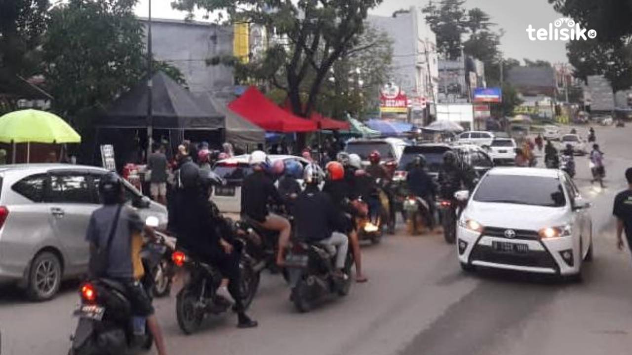 Warga Berburu Takjil, Jalan Sao-Sao Kendari Padat Pembeli