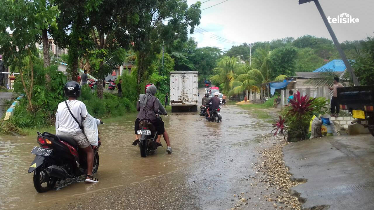 Hujan 1 Jam, Jalan Pahlawan Km 5 di Kota Baubau Terendam Banjir