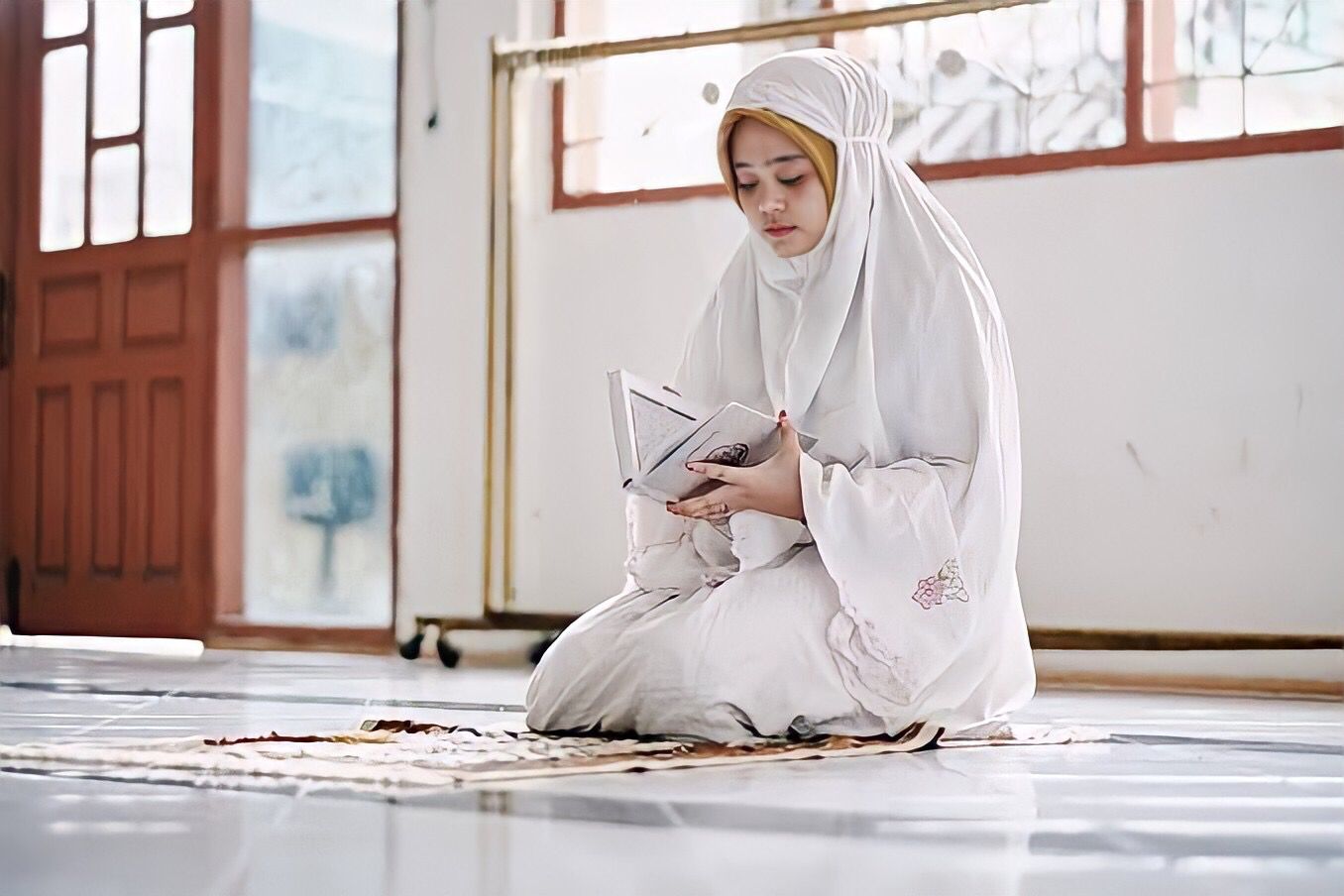 Lika Liku Kehidupan Seorang Gadis yang Jadi Mualaf Diam-Diam