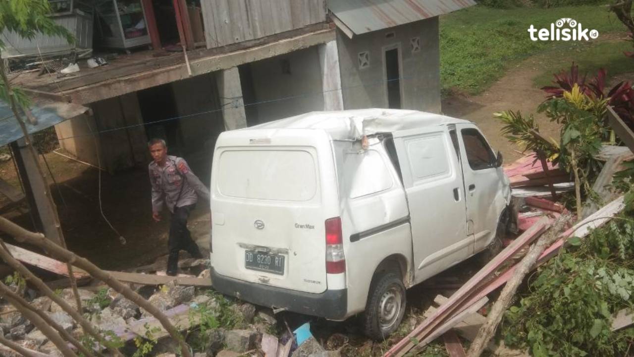 Melaju Kencang, Mobil Ini Tabrak Rumah Warga dan Terjun ke Jurang