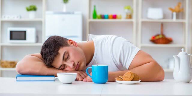 Merasa Ngantuk Setelah Makan? Ini Penyebab dan Cara Mengatasinya