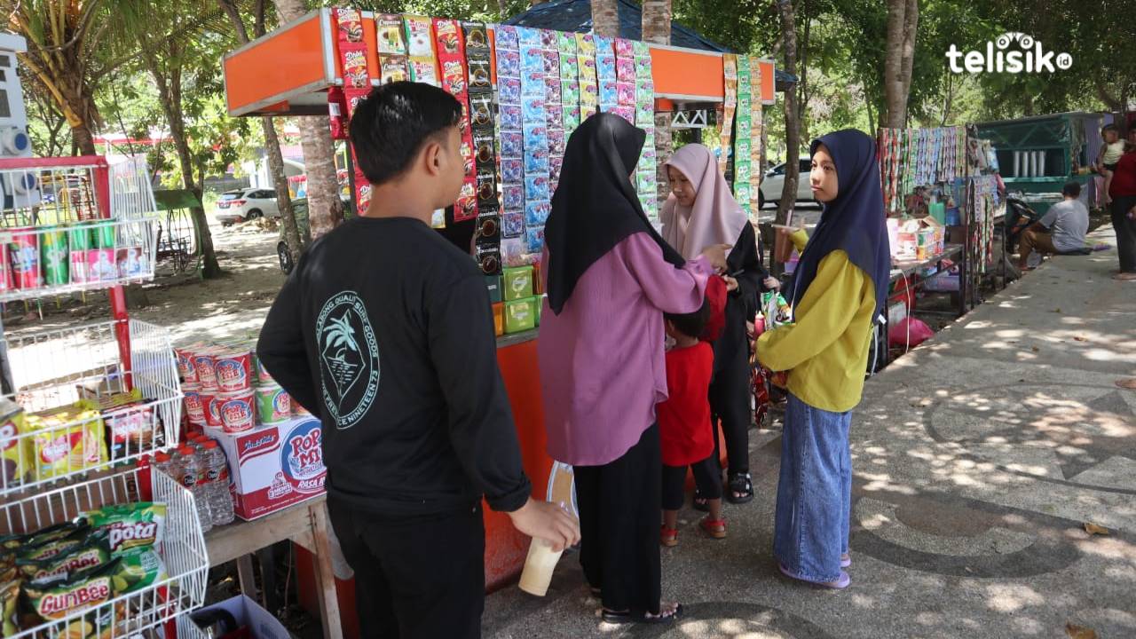 Ramai Pengunjung, PKL di Pantai Berova Banjir Rezeki