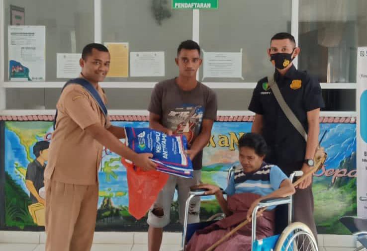 Anggota Polres Manggarai Timur Dampingi Perawatan Lansia Penderita Katarak