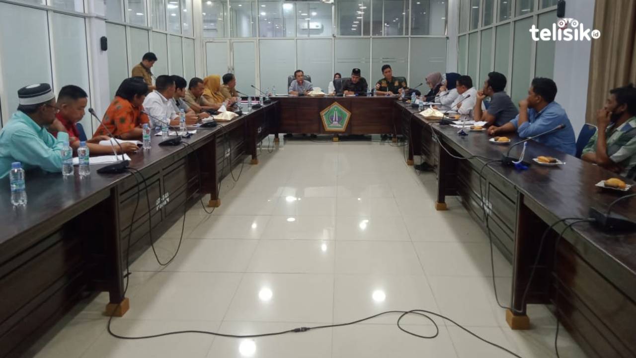 Diduga Korupsi DD, Puluhan Warga Kolaka Utara Adukan Kades ke DPRD
