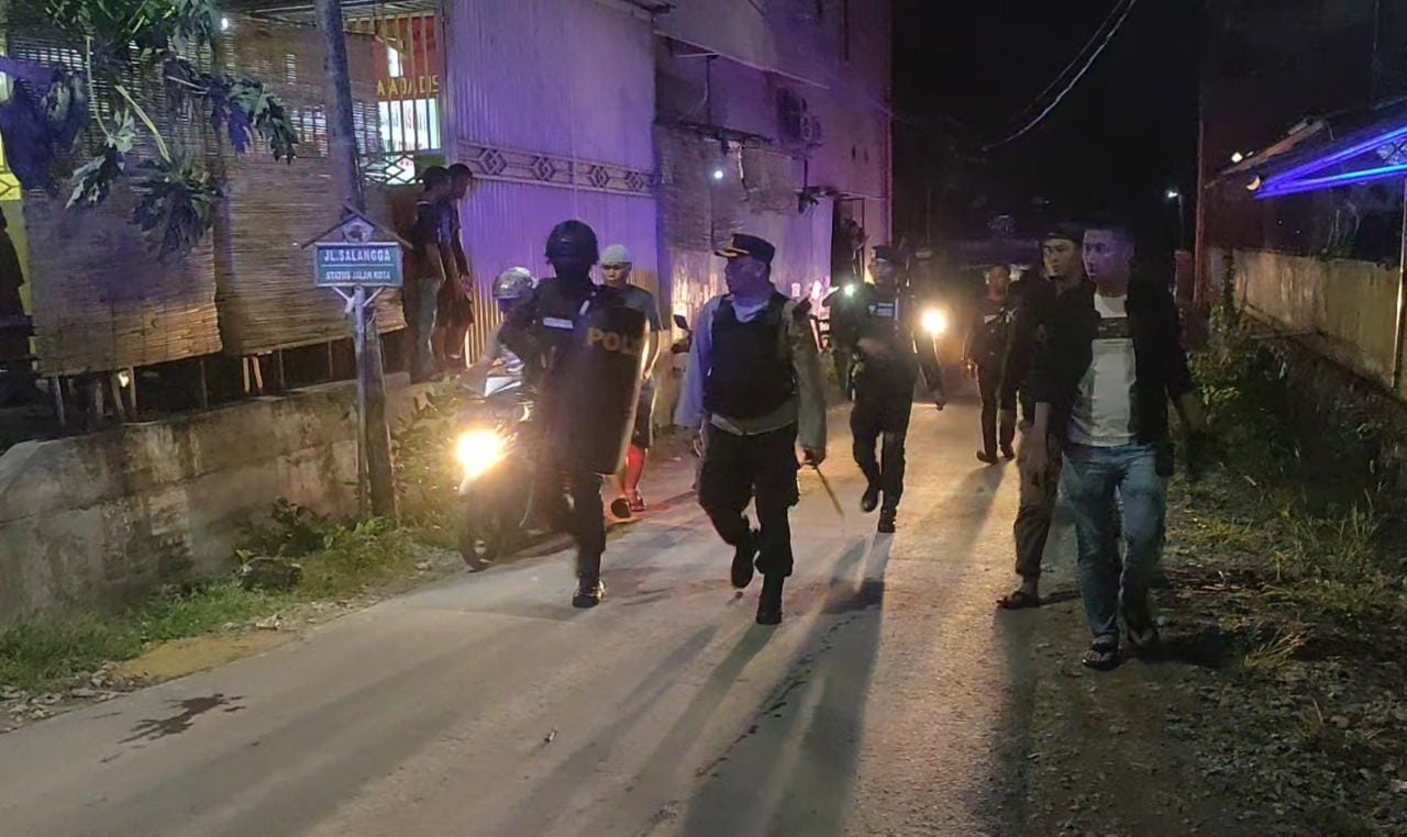 Sempat Terjadi Aksi Saling Serang, Suasana Depan Kampus UHO Kendari Mulai Kondusif