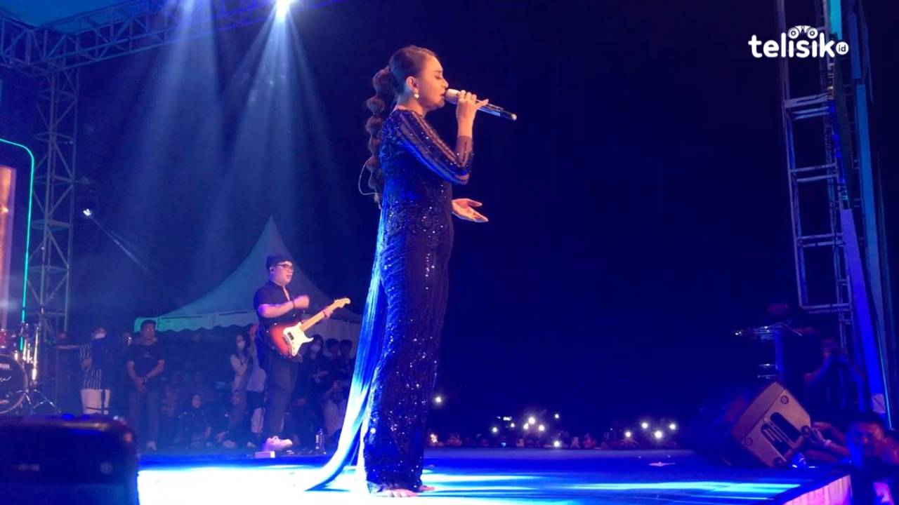 Hibur Warga Kota Kendari, Rossa Lepas Sepatu Saat Manggung