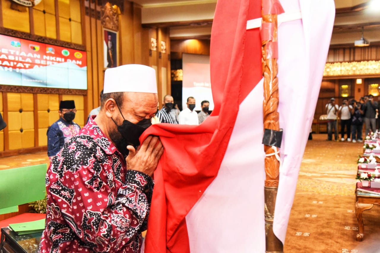Cium Bendera Merah Putih, Alumni Anggota JI di Jawa Timur Ikrar Setia NKRI