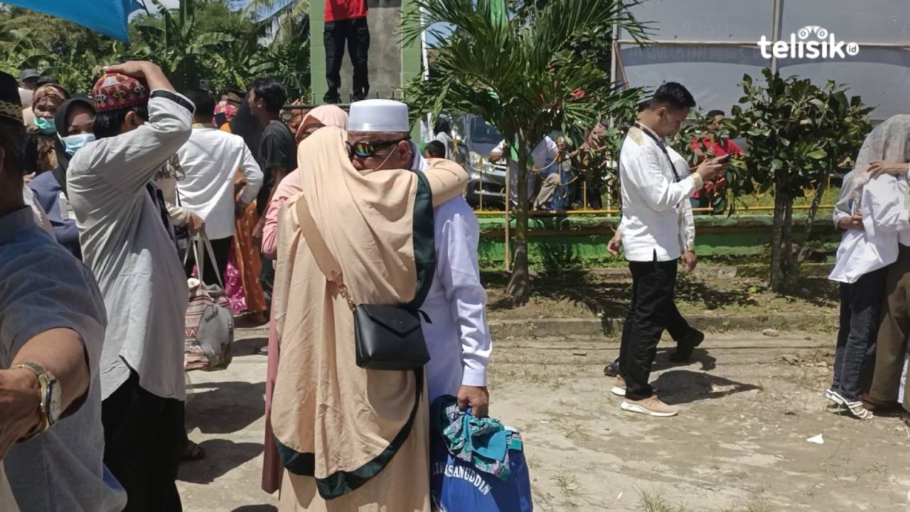 Isak Tangis Keluarga Sambut Kepulangan Jemaah Haji Konawe