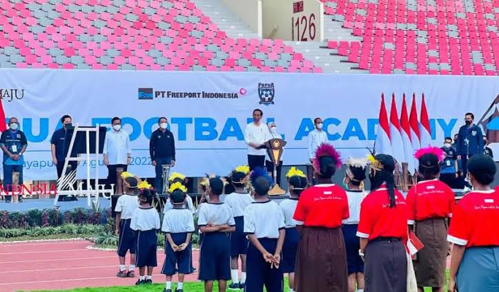 Jokowi Resmi Luncurkan Akademi Sepak Bola di Papua