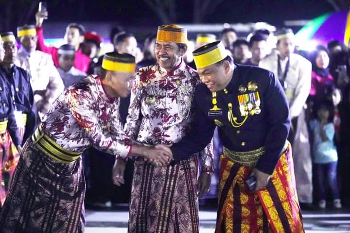 Masyarakat Tumpah Ruah Hadiri Pengukuhan Pengurus KKMB Kolaka Utara