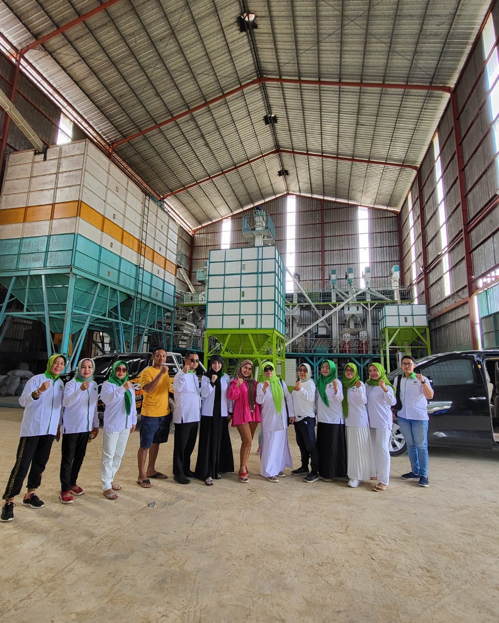 Pemuda Tani HKTI Sulawesi Tenggara Kunjungi Pabrik Beras di Konawe Selatan