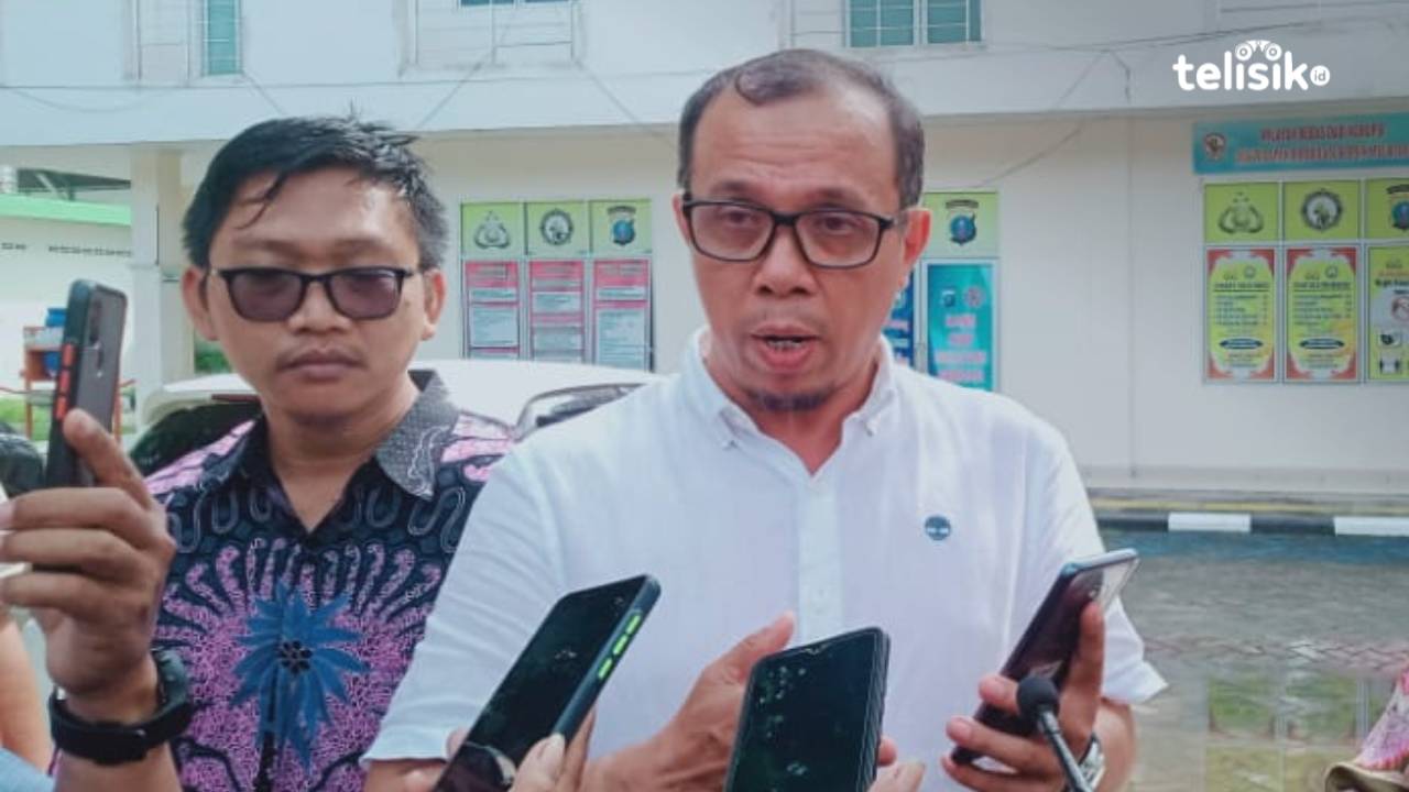 Warga Medan Ini Bawa Dokumen Bukti Dugaan Ijazah Palsu Milik Razman Arif Nasution