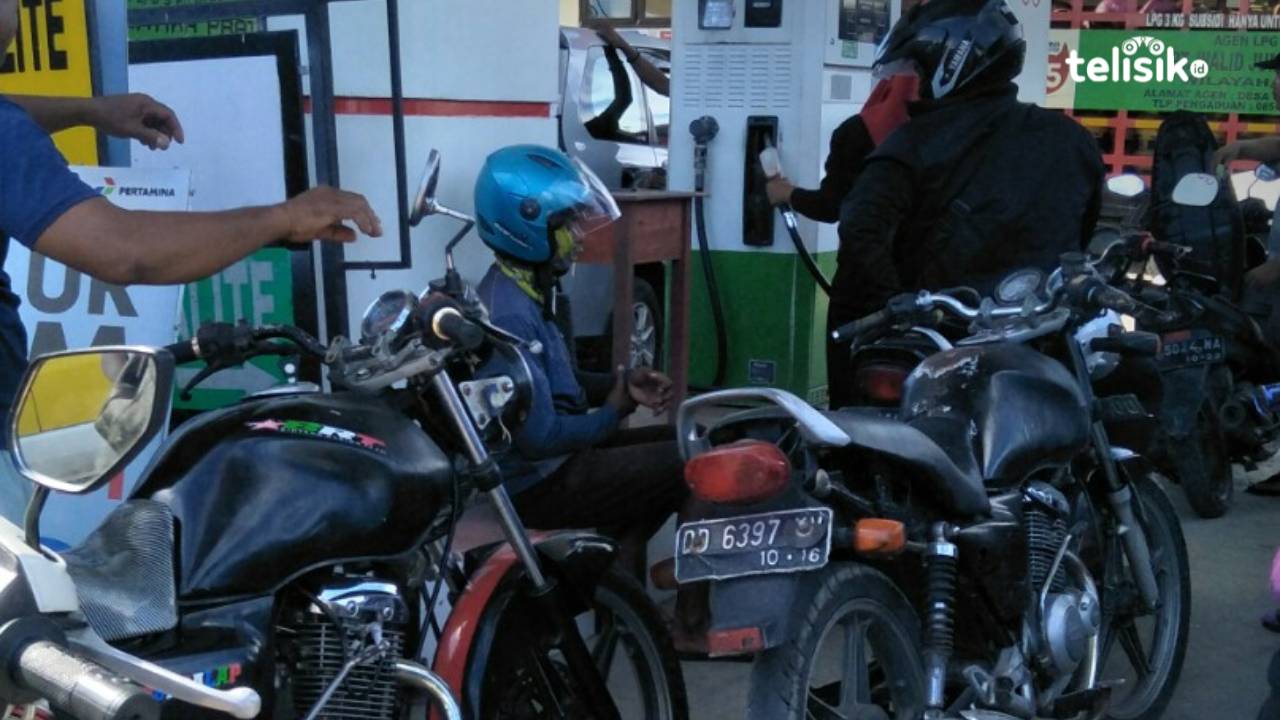 BBM Langka, SPBU Kendari Dipenuhi Motor Bertangki Besar