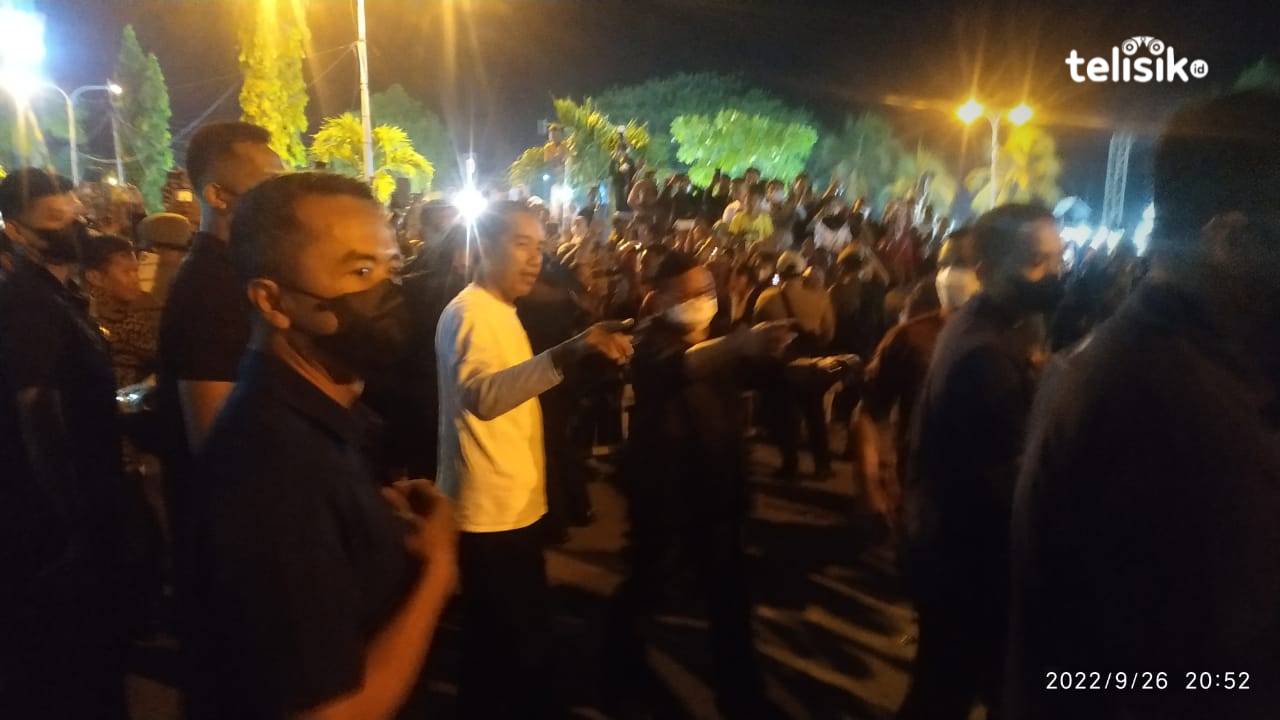 Berkunjung ke Pantai Kamali Baubau, Jokowi Diserbu Ribuan Warga