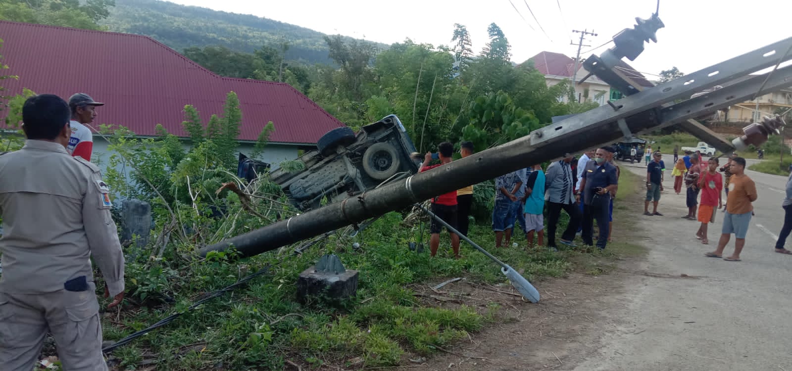 Diduga Ngantuk Bawa Mobil, Kepala Bappeda Buton Tabrak Tiang Listrik