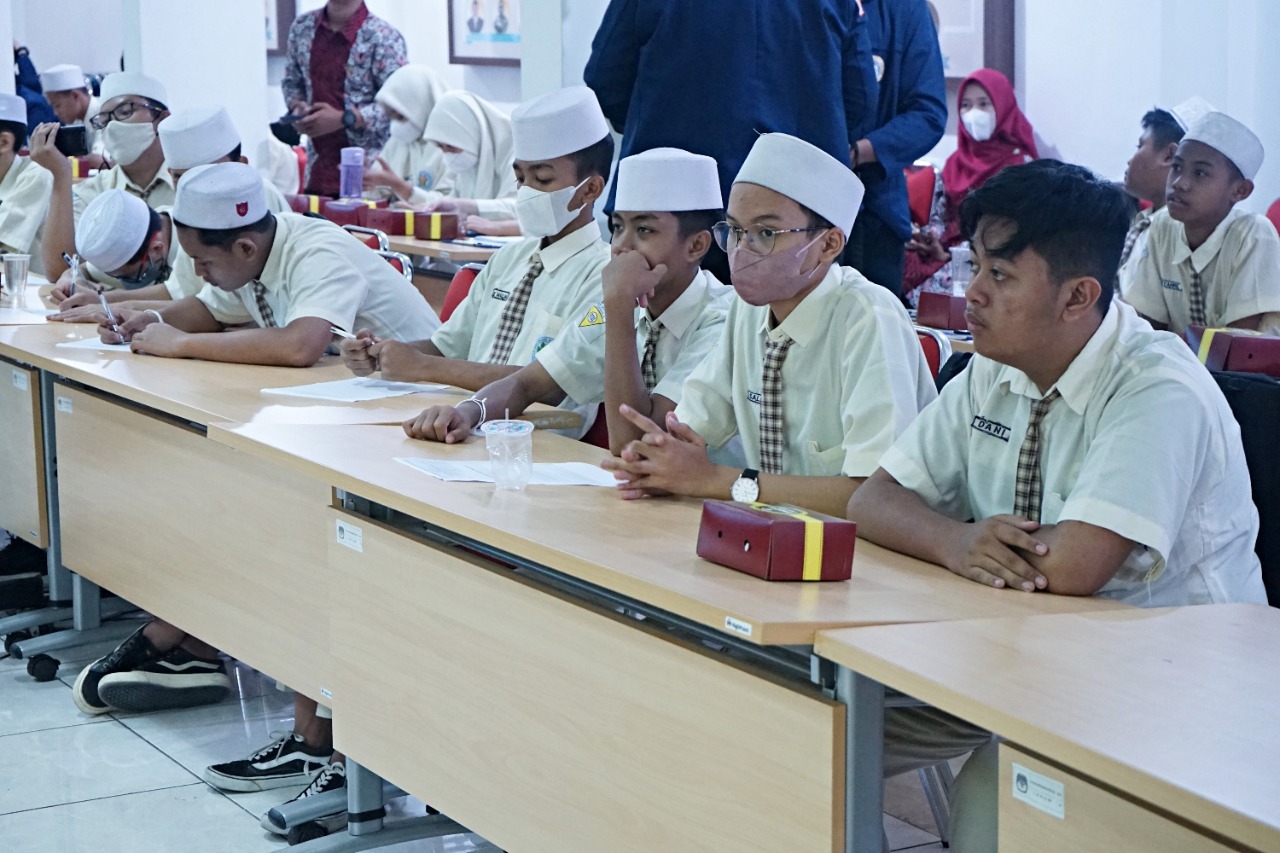 KPU Jawa Timur Kenalkan Pemilu pada Siswa SMP 