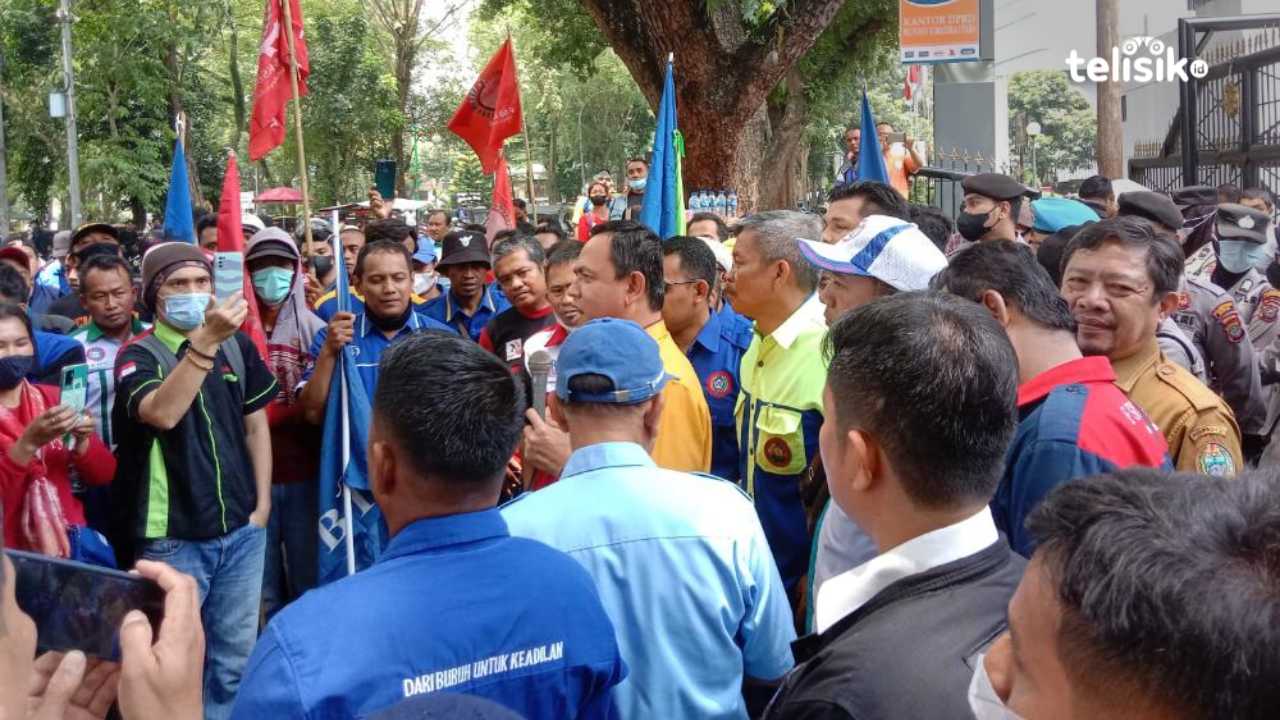 Buruh Demo, Sebut Undang-Undang Cipta Kerja Merugikan