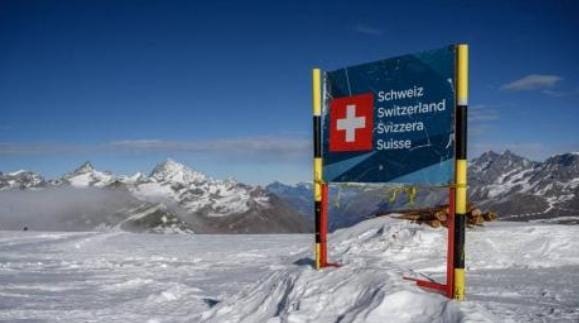Gunung Alpen Mencair, Perbatasan Italia dan Swiss Bergeser