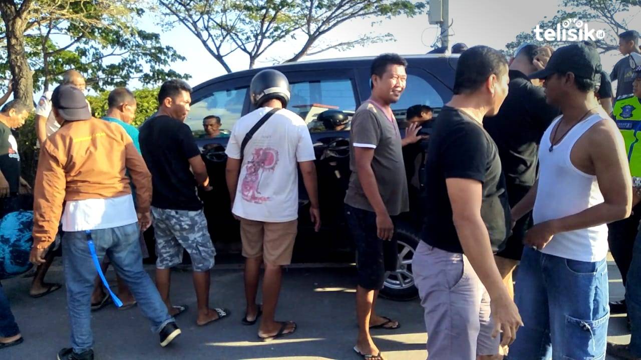 Hindari Pengendara Pelajar, Minibus Ini Tabrak Has Jalan