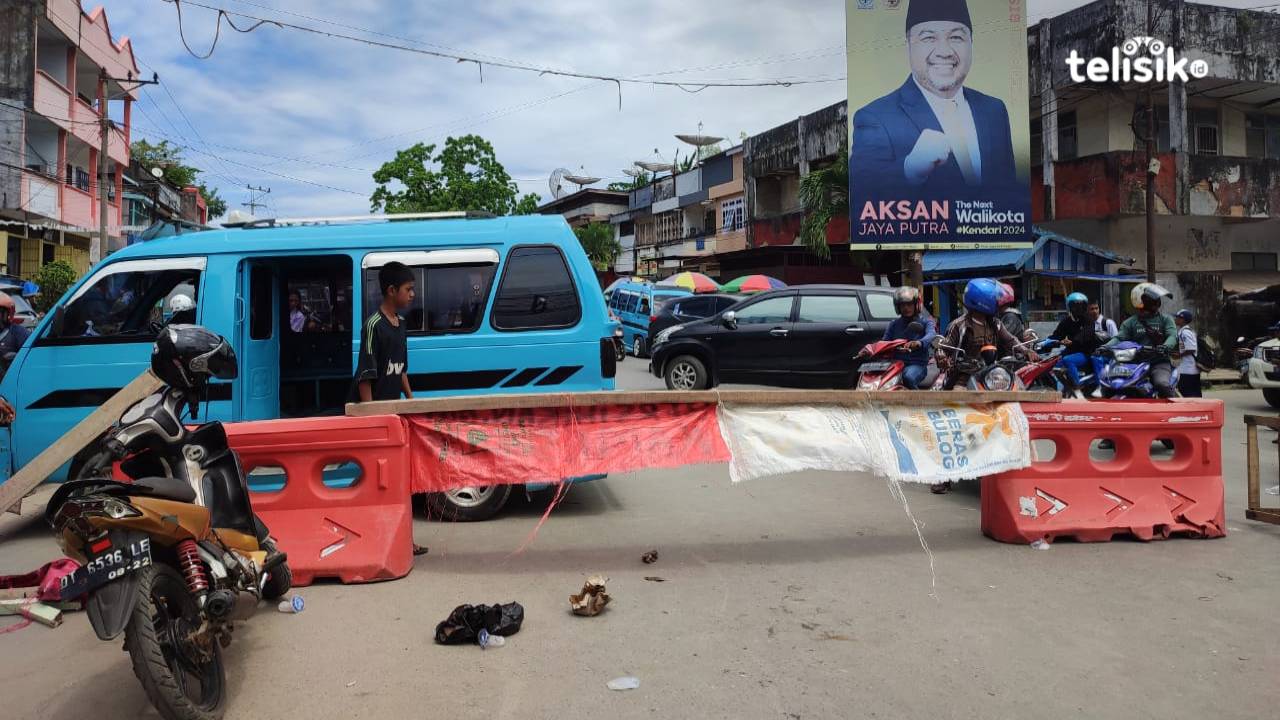 Kesal Air Busuk Drainase Meluap Tak Kunjung Diperbaiki, Warga Blokade Jalan