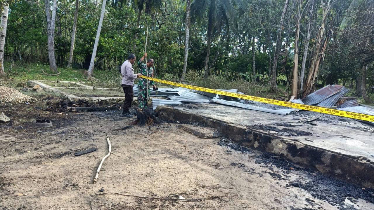 Si Jago Merah Ratakan Sebuah Rumah Milik Lansia di Muna Barat