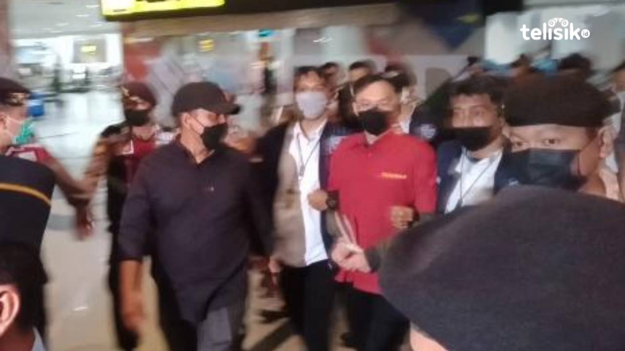 Tiba di Bandara, Polisi Bawa Bos Judi Apin BK dengan Tangan Diborgol