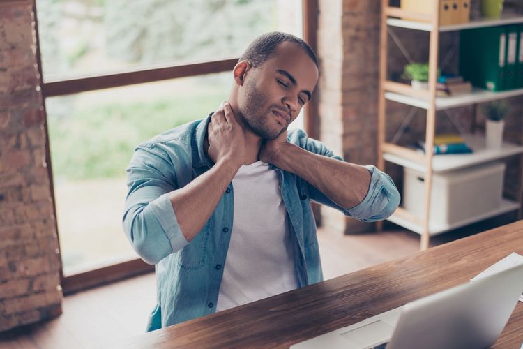 5 Cara Mudah Menghilangkan Sakit Leher, Patut Dicoba