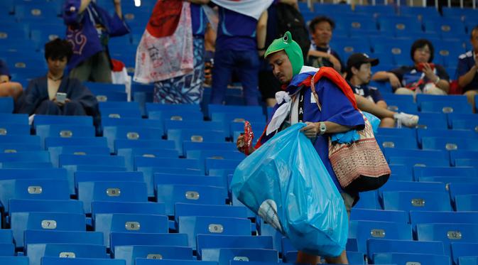 Fans Jepang Pungut Sampah dan Bersihkan Stadion Usai Menang Atas Jerman
