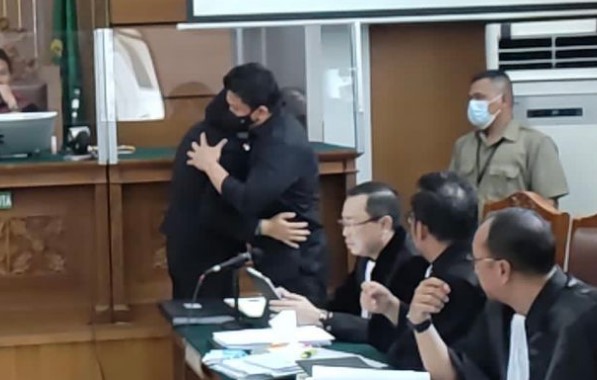 Momen Putri Cium Tangan Ferdy Sambo Dibalas Kecup Kening, Diteriaki Pengunjung Sidang