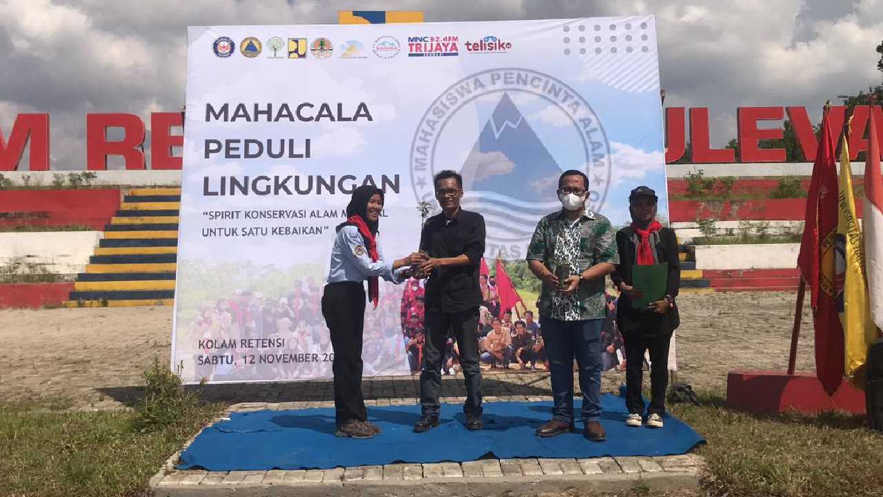 Peduli Lingkungan, Mahacala UHO Tanam 200 Bibit Pohon