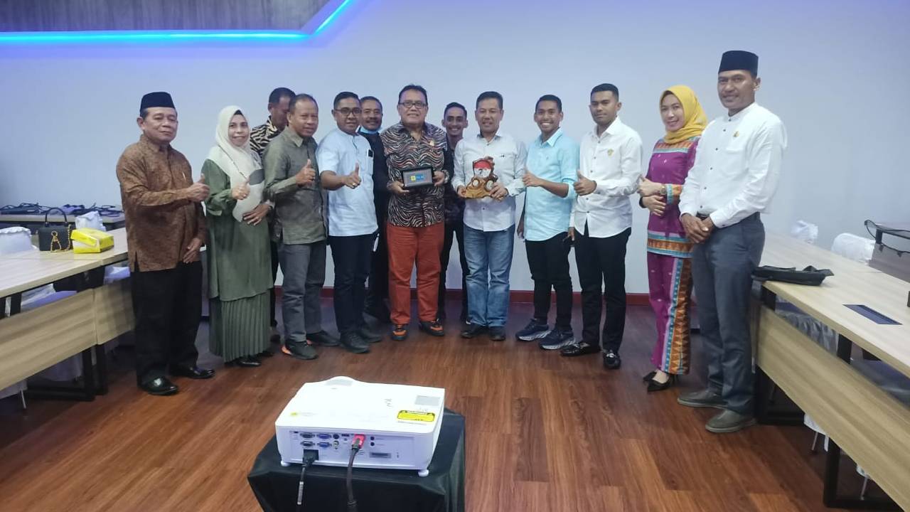 Pembangunan Infrastruktur Dikeluhkan Warga, DPRD Muna Barat Hearing PLN