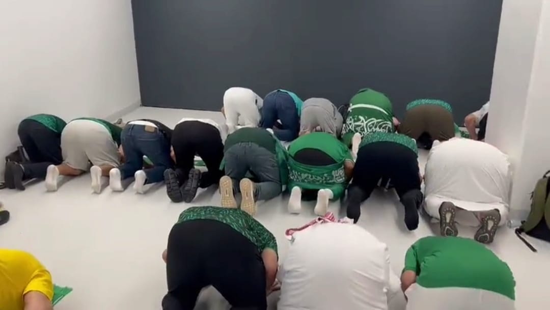 Salat Maghrib Berjamaah Usai Babak Pertama, Suporter Arab Saudi jadi Sorotan di Piala Dunia 2022