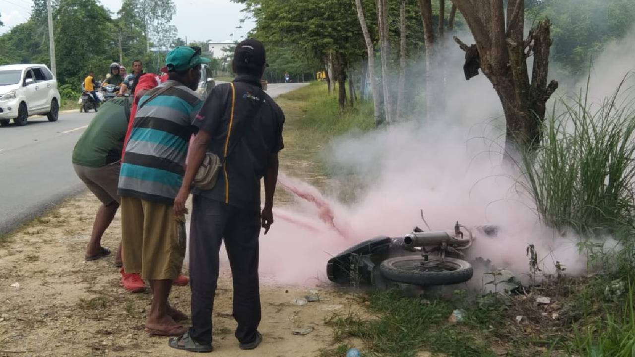 Sepeda Motor Diduga Milik Calo BBM Terbakar di SPBU Kambara Muna Barat