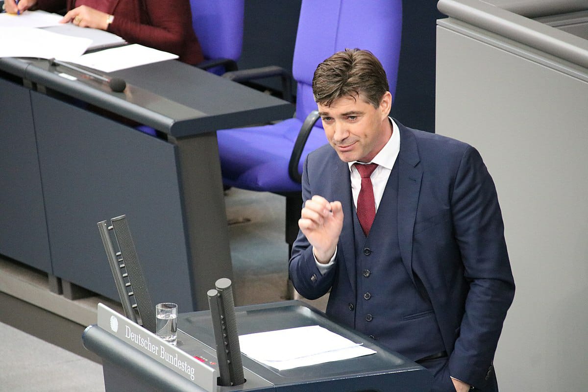 Anggota DPR Ini Rela Tinggalkan Anak Istri untuk Hidup Bersama Bintang Porno