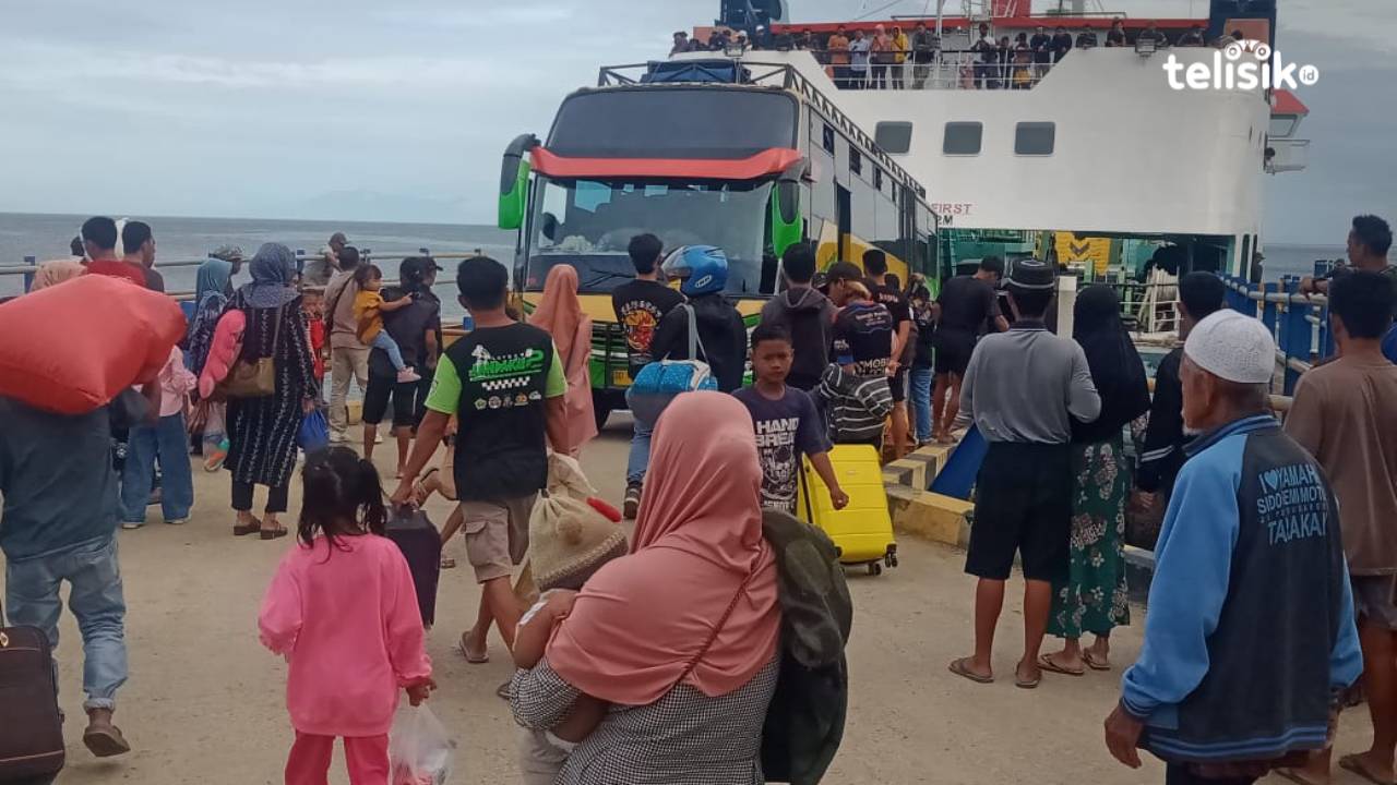 Pelabuhan Penyeberangan Feri Tobaku-Siwa Dipadati Penumpang