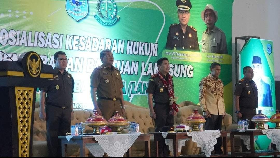 Pemda Buton Tengah Bersama Kejari Buton Beri Bantuan Kapal dan Penyuluhan Hukum ke Nelayan
