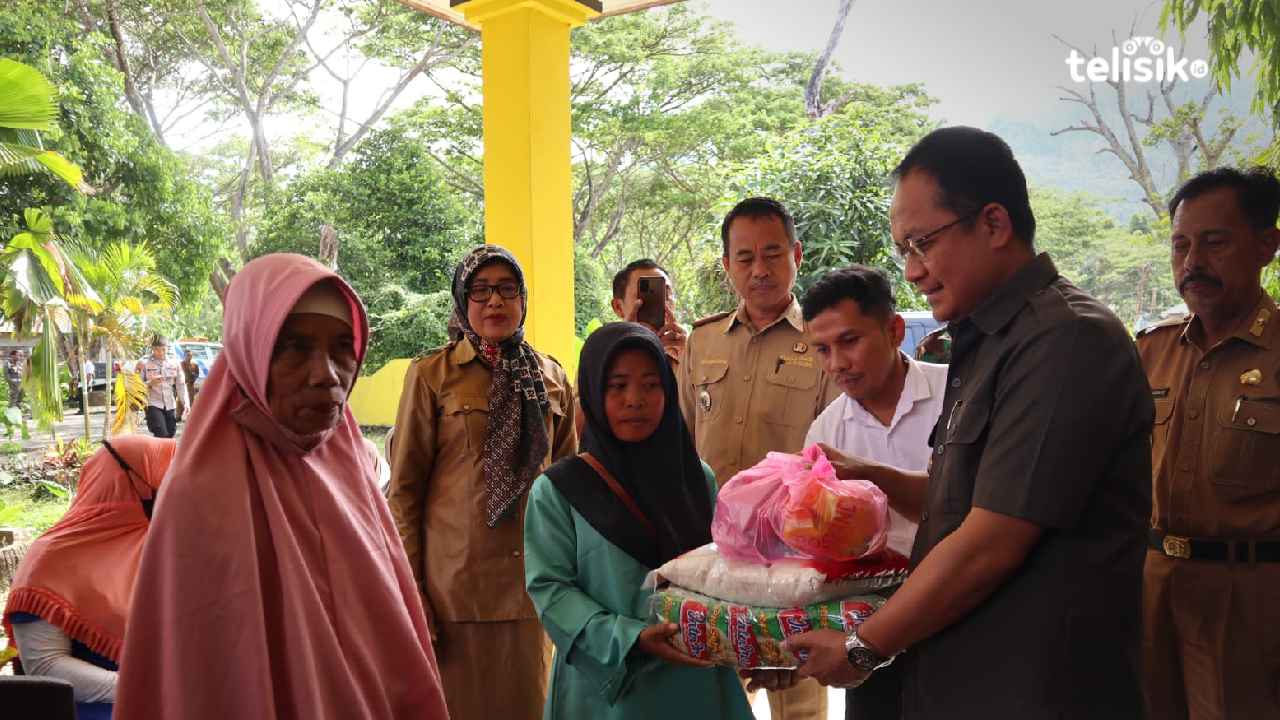 Pemkab Kolaka Utara Salurkan Ratusan Paket Kebutuhan Pokok Cegah Inflasi