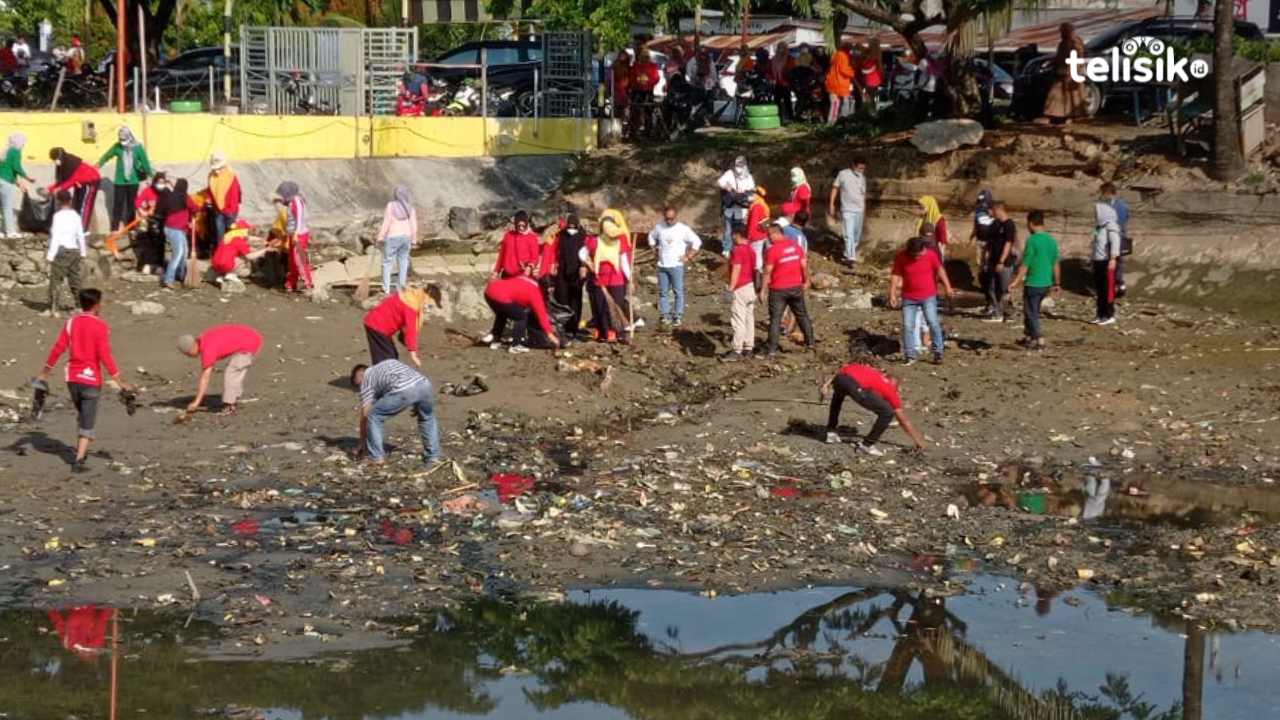 Pemkot Kendari Kerahkan Aparatnya Bersihkan Teluk Kendari