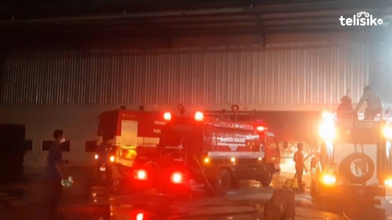 Polisi Selidiki Penyebab Kebakaran Pabrik Sarung Tangan