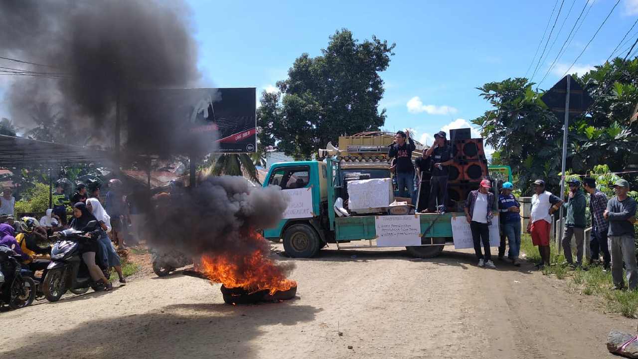 Warga Kolaka Timur Blokade Poros Ladongi-Lambandia Akibat Kesal Jalan Rusak