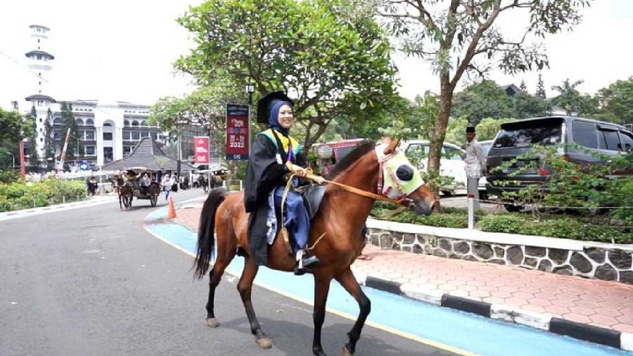 Wisudawan UMM Malang Naik Kuda ke Tempat Wisuda