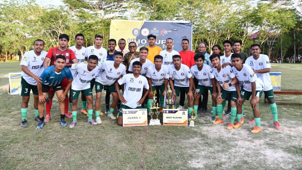 Tim Sepak Bola FKIP B FC UHO Bawa Pulang Trofi UHO CUP II