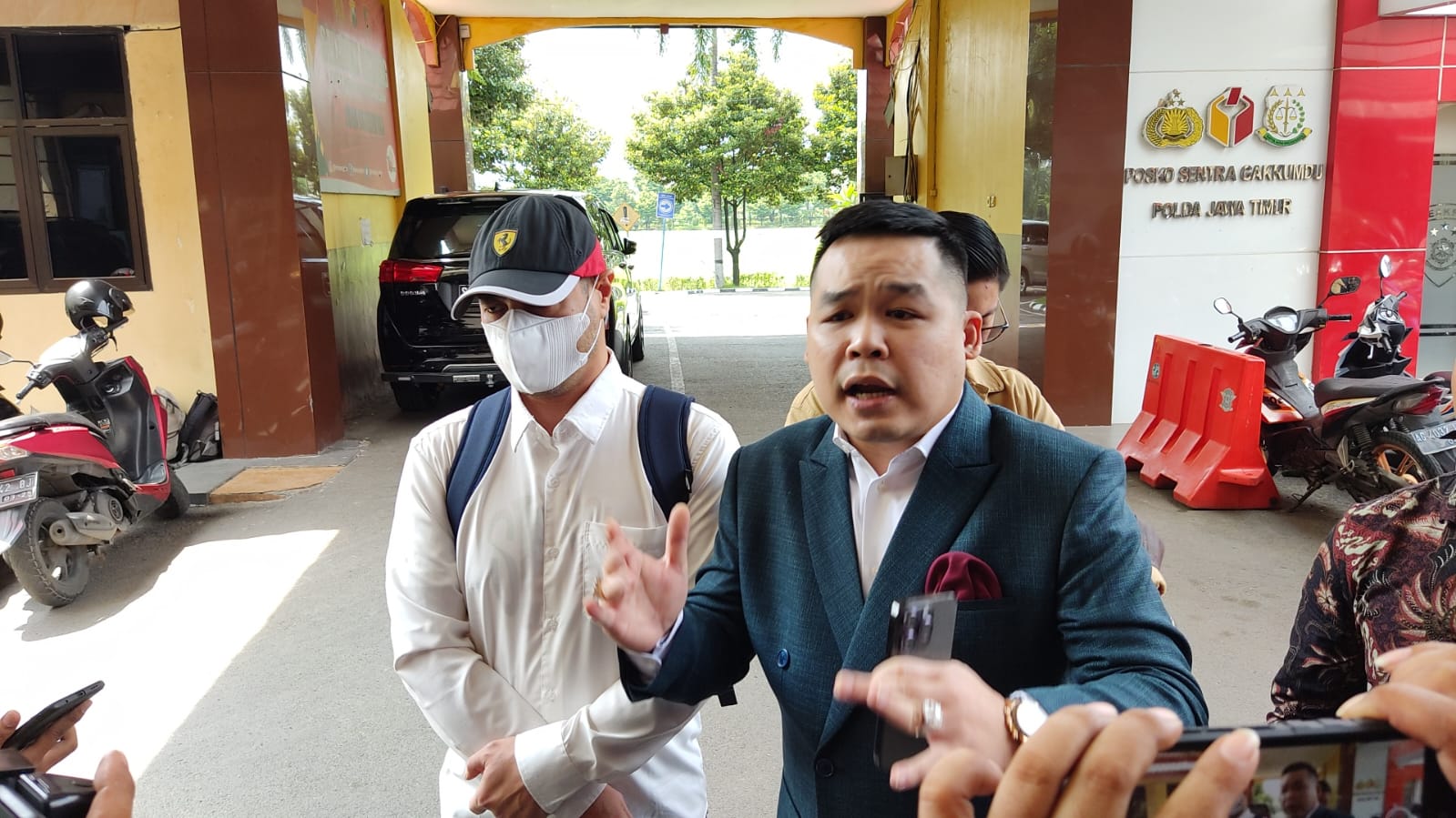 Ferry Irawan Penuhi Panggilan Polda Jawa Timur Bantah KDRT