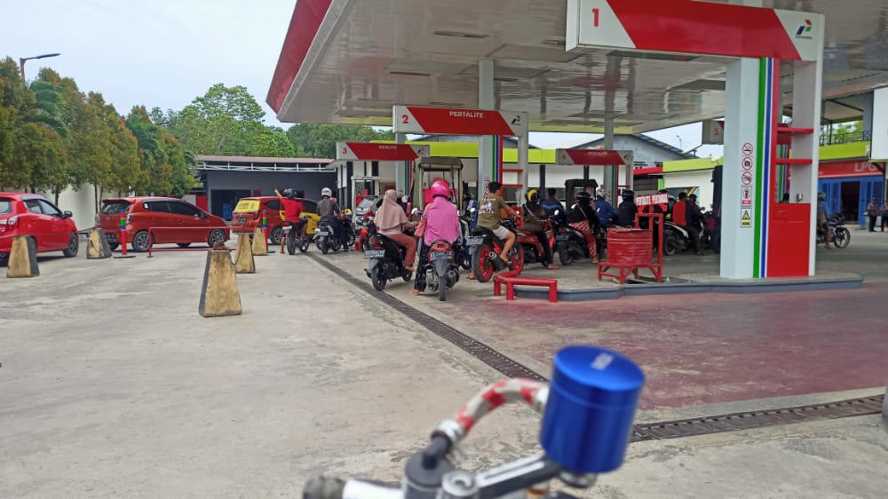Harga Pertamax Turun tapi Antrean di SPBU Masih Membludak