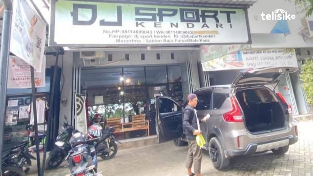 Omzet Penjual Sepatu Naik Gegara Lapangan Futsal Menjamur