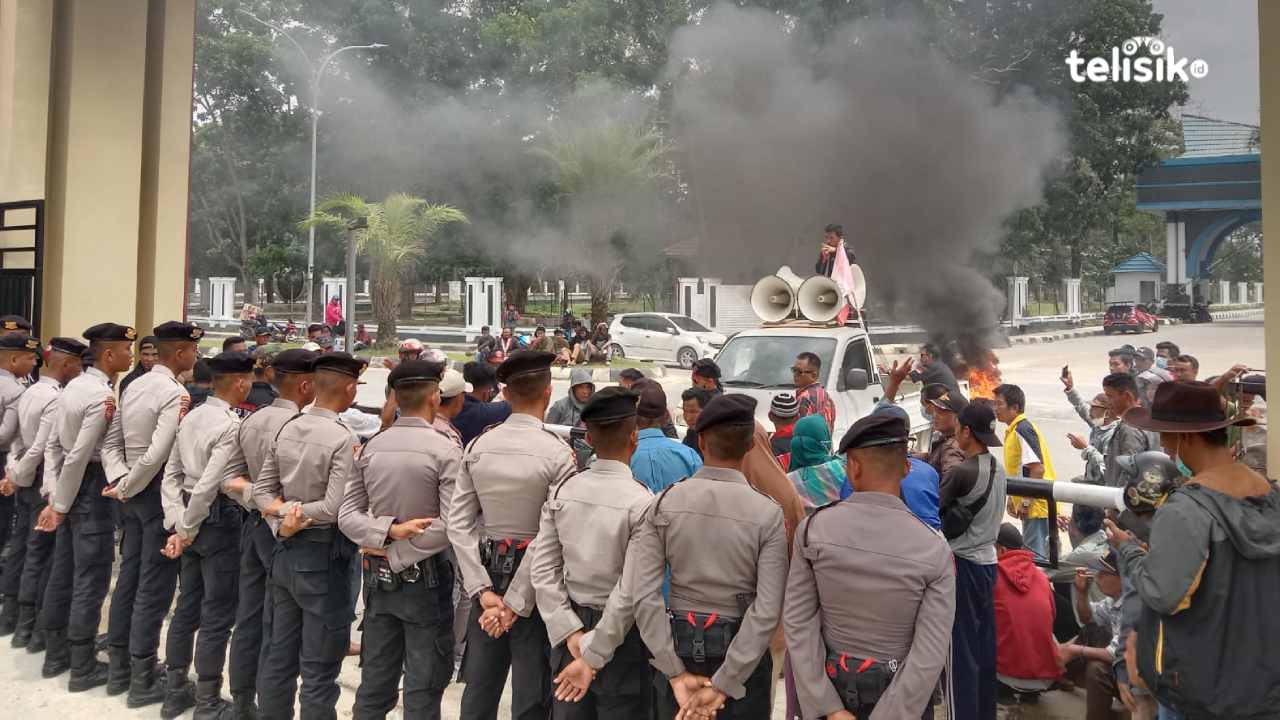 Polda Sulawesi Tenggara Dikepung Warga Tuntut Dugaan Penganiayaan Humas PT Marketindo Selaras